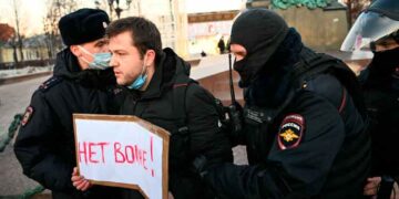 Presidente de Ucrania ofrece “volver al camino de la paz” tras ataque ruso