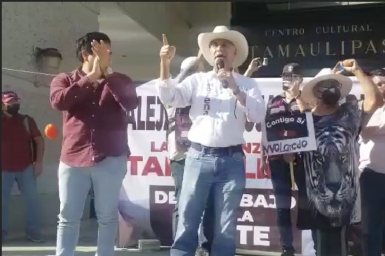 Rojas pide democracia y lanzan tomatazos