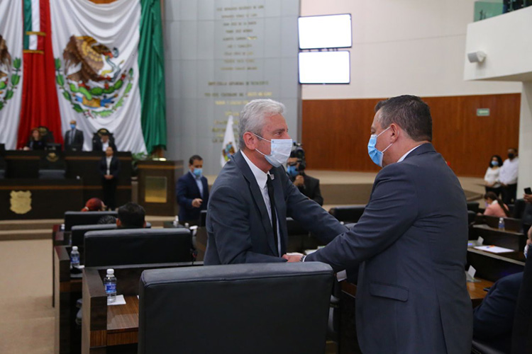 Niega Morena estrechar mano a nuevo Secretario del Congreso