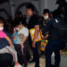 Frenan paso de 54 migrantes; 13 menores de edad