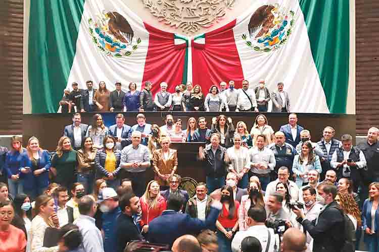 Oposición se acuartela en San Lázaro