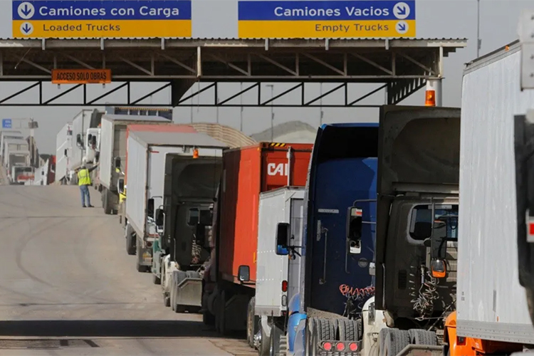 Bloqueos e indignación en la frontera México-EU por inspecciones a camiones en Texas