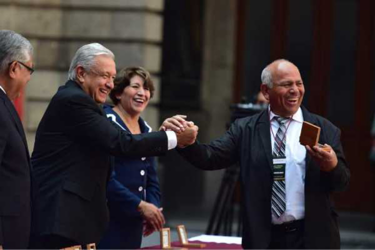 Aumenta 7.5% salario a maestros para quienes ganan menos de $20 mil