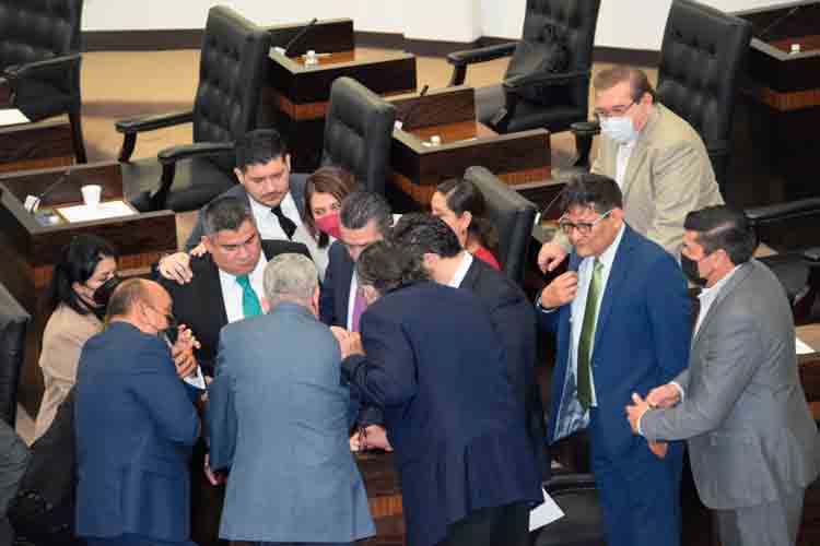Juicio por desafuero a Úrsula inicia con discusión de diputados