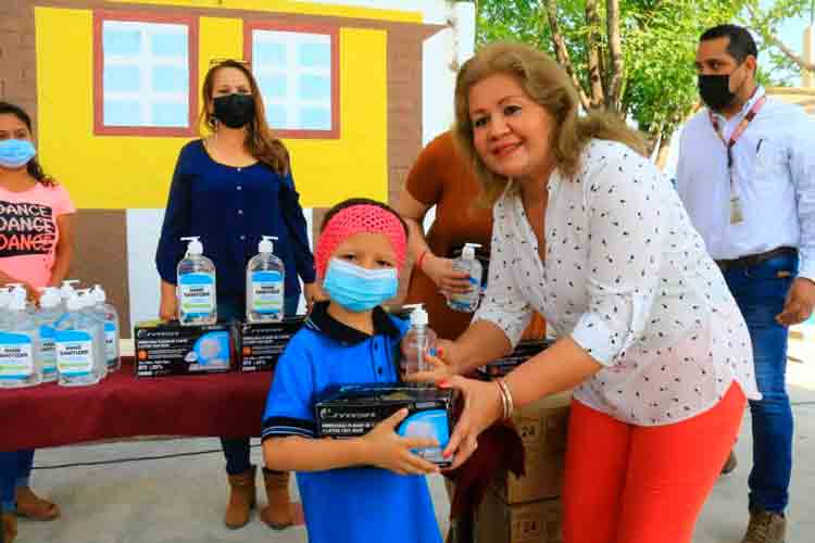 Continúa Gobierno de Gattás llevando kits de higiene a escuelas