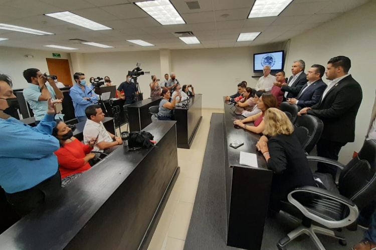 Retiene Policía Estatal a diputadas de Morena
