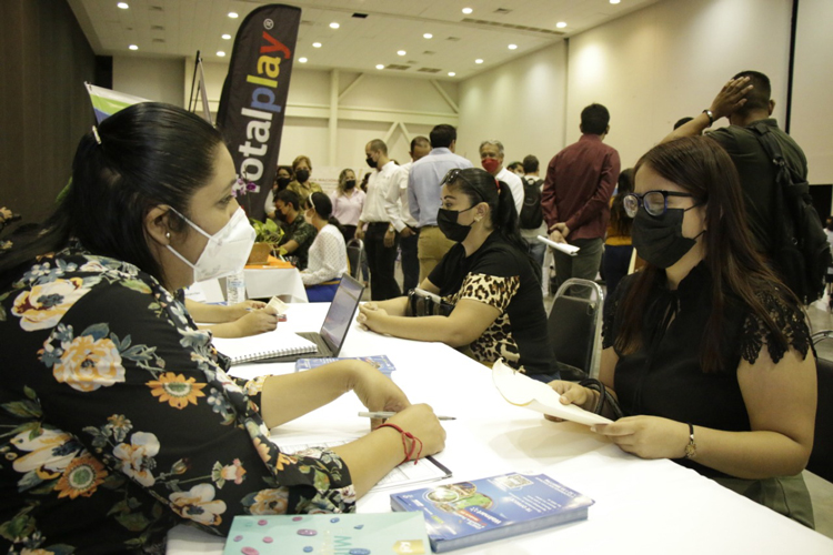 Ofertan 2 mil 868 vacantes en Feria Nacional de Empleo