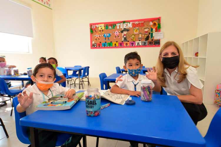 Inauguran Chucho Nader y Aida Féres de Nader, CAIC de Colinas de San Gerardo