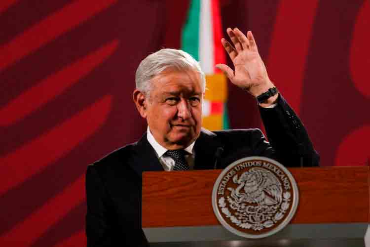 AMLO iza la bandera en memoria de las víctimas de los sismos del 19-S de 1985 y 2017