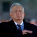 AMLO iza la bandera en memoria de las víctimas de los sismos del 19-S de 1985 y 2017