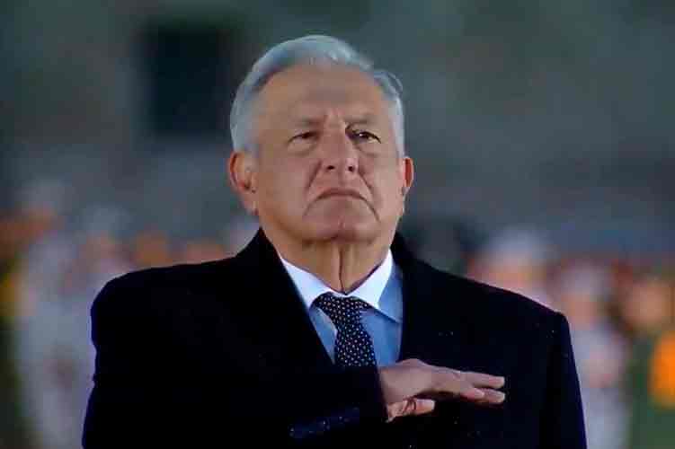 AMLO iza la bandera en memoria de las víctimas de los sismos del 19-S de 1985 y 2017