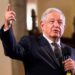 AMLO iza la bandera en memoria de las víctimas de los sismos del 19-S de 1985 y 2017