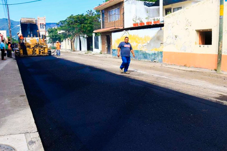 Mejora municipio más de 8 mil metros de asfalto en la ciudad