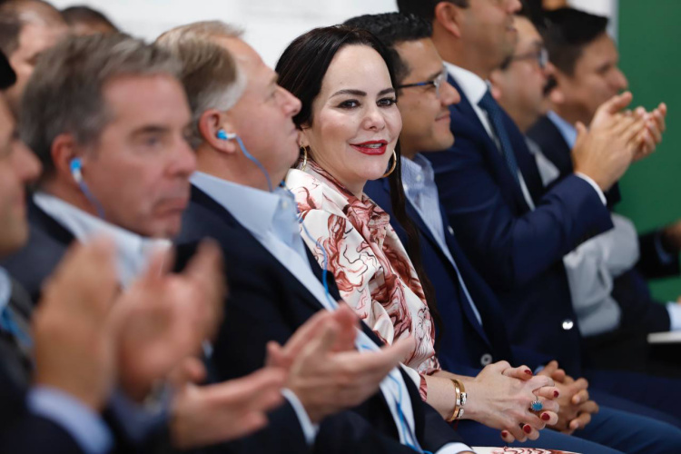 Inaugura Carmen Lilia Canturosas nueva maquiladora