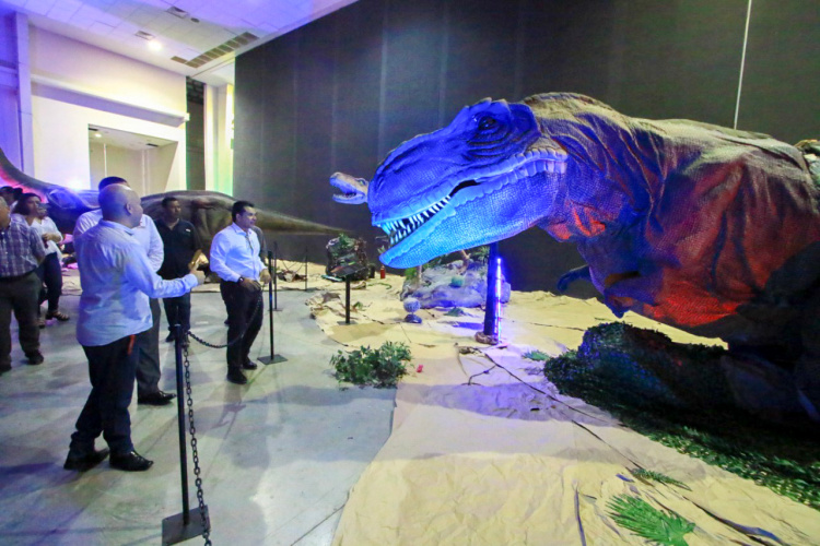 Invita Lalo Gattás a vivir experiencia con dinosaurios