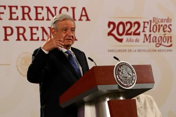 Insiste AMLO en críticas contra quienes dicen “defender” al INE