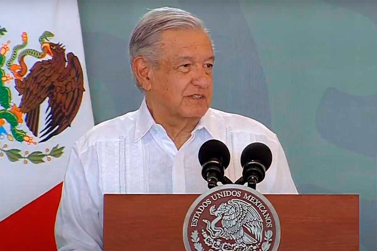 “Tengo una aceptación del 70%”: AMLO al ser increpado en vuelo
