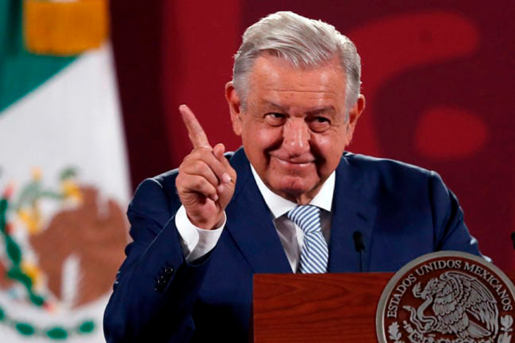Insiste AMLO en críticas contra quienes dicen “defender” al INE