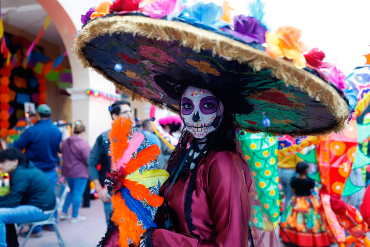 Disfrutan ciudadanos del festival de la catrina