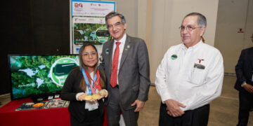 Premia gobernador a ganadores de ExpoCiencias; “se impulsará la ciencia y la creatividad”, dice