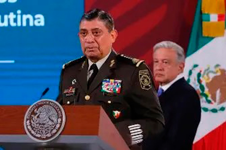 Insiste AMLO en críticas contra quienes dicen “defender” al INE