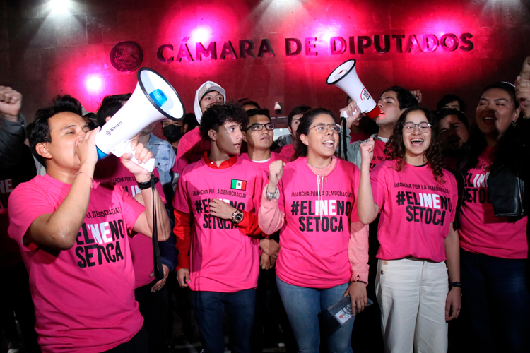 Avanza reforma electoral bajo amago de veto