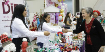 Inaugura María de Villarreal Primer Bazar Navideño