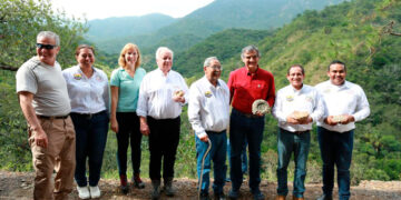 Exploran gobernador y geólogos ucranianos el cañón de los Troncones