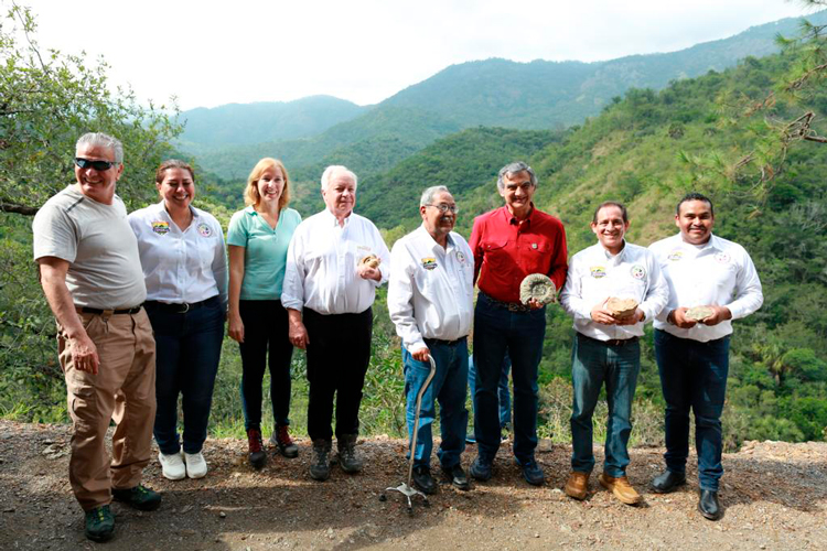 Exploran gobernador y geólogos ucranianos el cañón de los Troncones