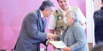 Américo hace justo iba a familiares de trabajadores de Educación