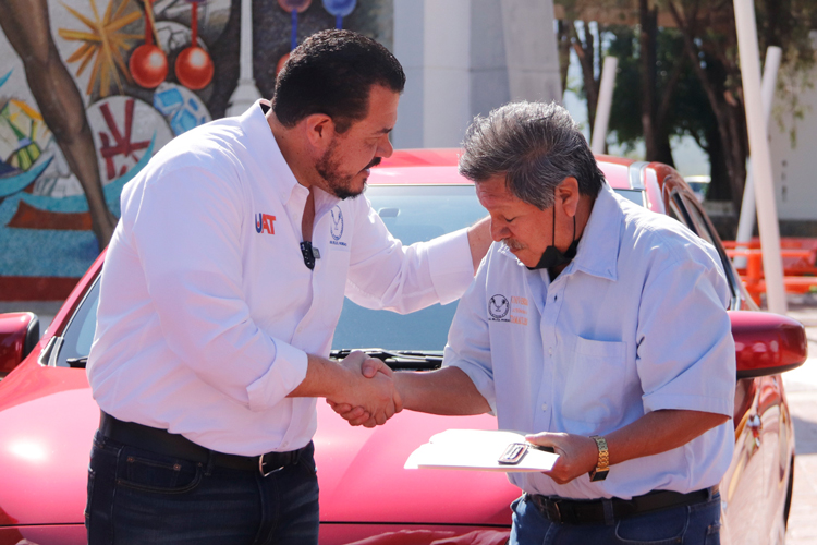 Ofrece UAT festejo decembrino a sus trabajadores