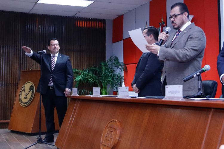El Dr. Edy Izaguirre asume la Dirección de la Facultad de Derecho Victoria