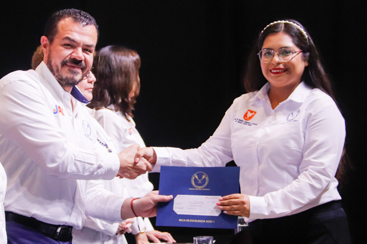 Entrega rector de la UAT becas a estudiantes de excelencia