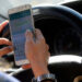 Siete de cada 10 conductores chocan con celular en mano
