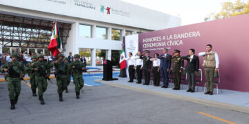 Preside gobernador ceremonia de honores