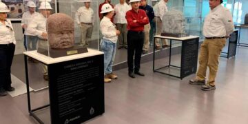 Recorre gobernador la Refinería Olmeca