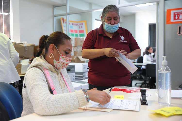 Inicia entrega de tarjetas bancarias de becas UNE para rezagados