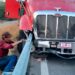 Precaución: Tráiler choca contra barrera de contención a la altura de Santa Engracia