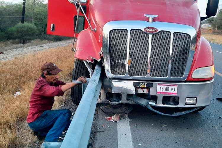 Precaución: Tráiler choca contra barrera de contención a la altura de Santa Engracia