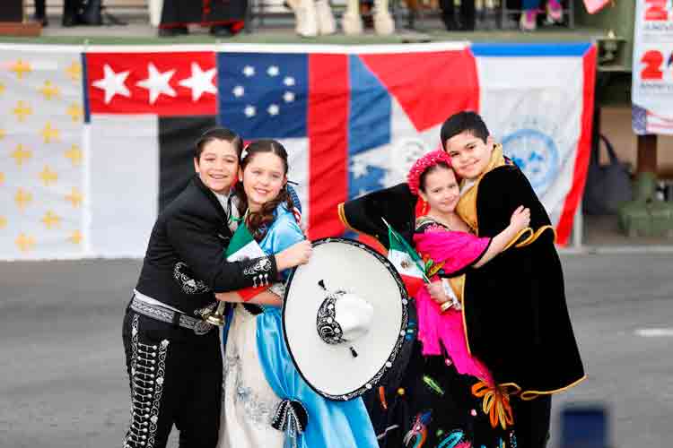 Asiste Carmen Lilia a desfile por natalicio de George Washington