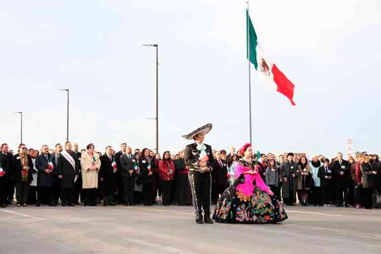 Asiste Carmen Lilia a desfile por natalicio de George Washington