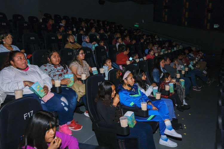 Disfrutan niños del DIF función a cargo de fundación Cinepolis
