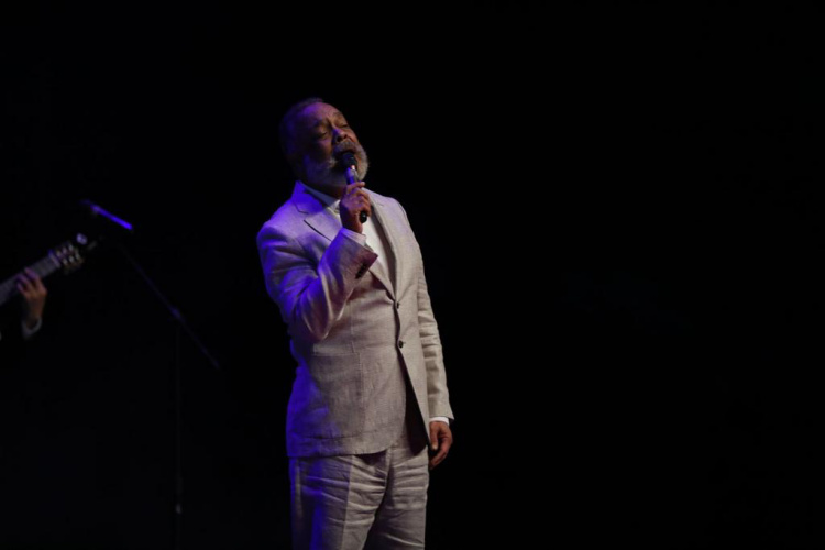 Deleita Francisco Céspedes a cientos de neolaredenses en concierto con causa