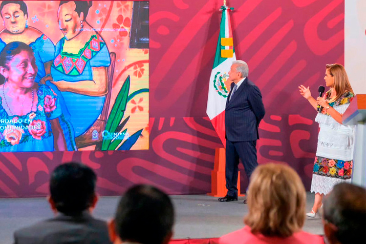 AMLO felicita a los maestros de México