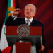 AMLO felicita a los maestros de México