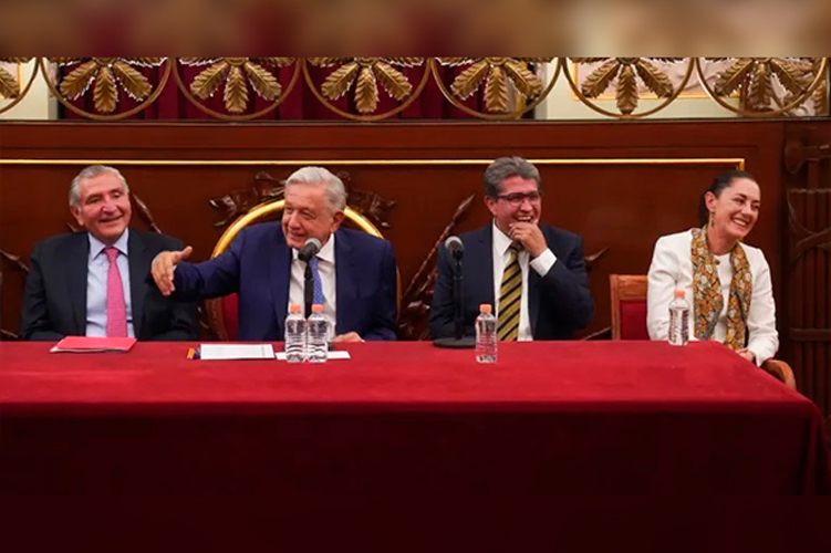 AMLO felicita a los maestros de México