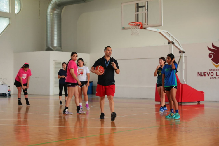 Destacan deportistas locales clínica de basquetbol impartida por Omar Quintero