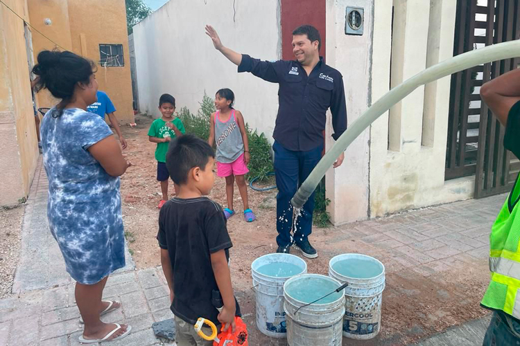 Distribuye jefe estatal del PAN agua potable en Reynosa