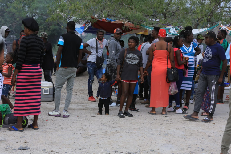 Frontera en alerta para contener cruce masivo de migrantes