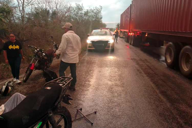 Guardia Estatal auxilia a niña lesionada en accidente de motocicleta